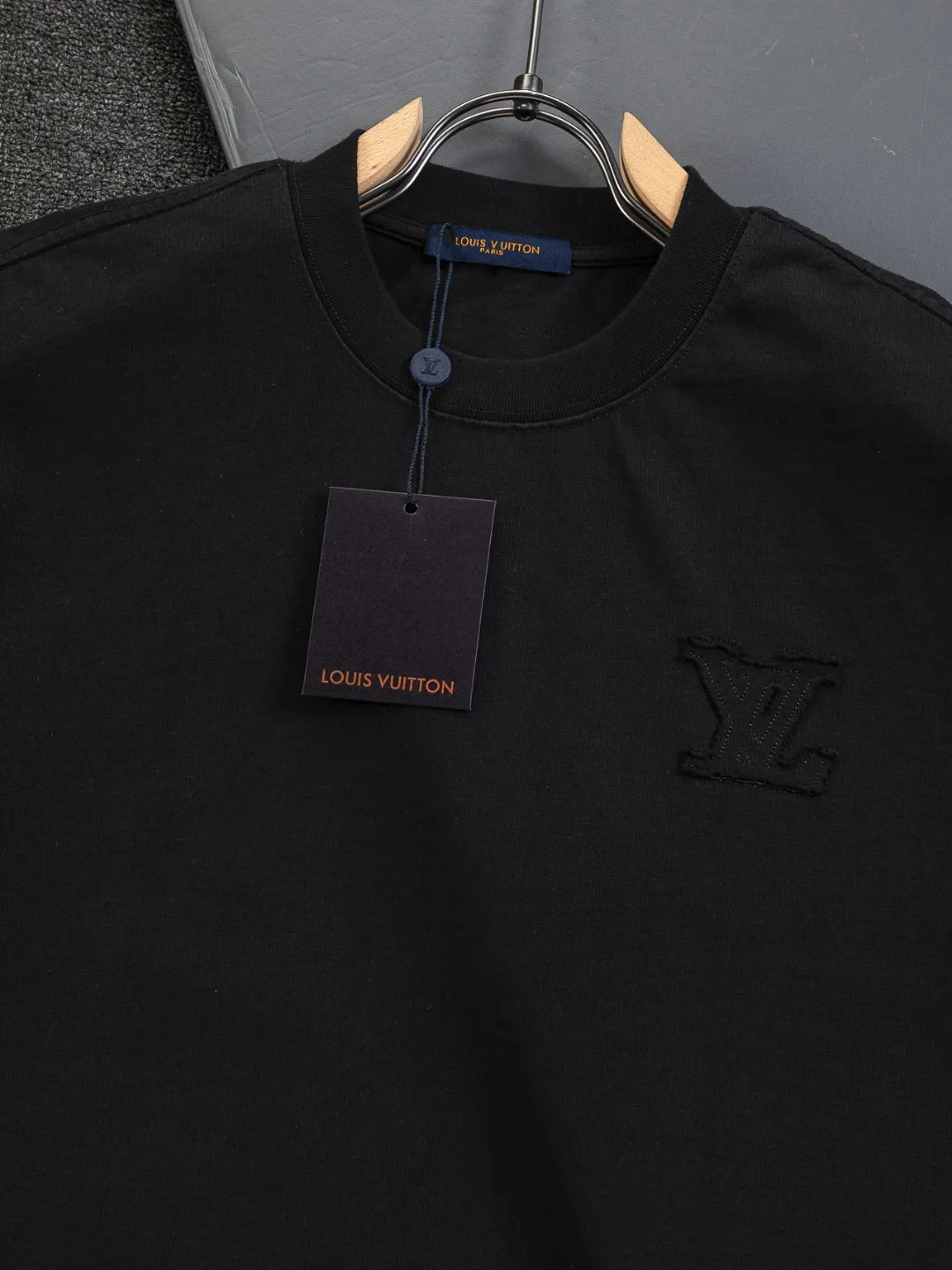 🅿️200 Louis Vuitton 1V LV lv slightly wide version S-XL LV 26ss new products are available at the counter simultaneously. Multiple craftsmanship. Chest patch letters 🪡 embroidery. Back patch letters four-leaf clover 🍀🪡 embroidery. Round neck short-sleeved T-shirt, same style for men and women! Consigned to one-to-one creation. Synchronized with the official website, pure cotton fabrics at the counter! It is close to the skin and comfortable, durable and easy to wear. It has a classic and simple logo design and meticulous original craftsmanship. Short-sleeves, a must-have item for men, do not appear to be the same for the general public, but must be unique and eye-catching. This LV short-sleeve is all about quality, comfort, the same shape and fashion as always, including fabrics and cutting techniques. All of them have been made with great effort! 320 grams of washed pure cotton fabric, pure cotton is breathable, very refreshing and comfortable for daily wear. The rib knitting on the neckline is smooth and tight, and the neckline will not be skewed if you toss it at will. The loose version, you will find that it looks really good on the upper body. The overall is minimalist and neat, super versatile for daily use! Pair it casually with a pair of pants for a youthful look. A T-shirt will make your outfit crazy. It is a fashionable item that can never go wrong! Color: Black White Size: S-XL Size chart: S: Shoulder width 50-Bust 56-Length 70 M: Shoulder width 52-Bust 57-Length 72 L: Shoulder width 54-Bust 59-Length 74 XL: Shoulder width 56-Bust 62-Length 76
